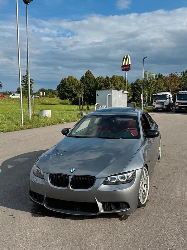 Grau Gebraucht 2010 BMW 335 Coupé | 14.999 € (Fairer Preis) - Bild 1/4