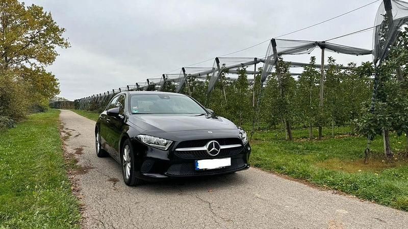 Schwarz Gebraucht 2020 Mercedes A200 Limousine | 18.999 € (Guter Preis) - Bild 1/4