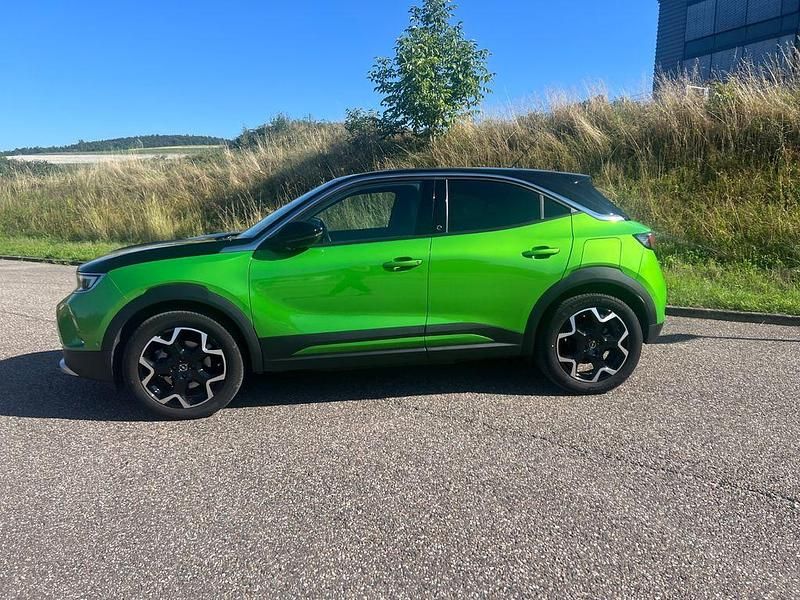 Grün Gebraucht 2021 Opel Mokka-e Ultimate SUV | 16.800 € (Fairer Preis) - Bild 1/4