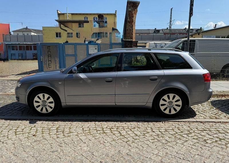 Grau Gebraucht 2004 Audi A4 Kombi | 2.490 € (Etwas zu teuer) - Bild 1/4
