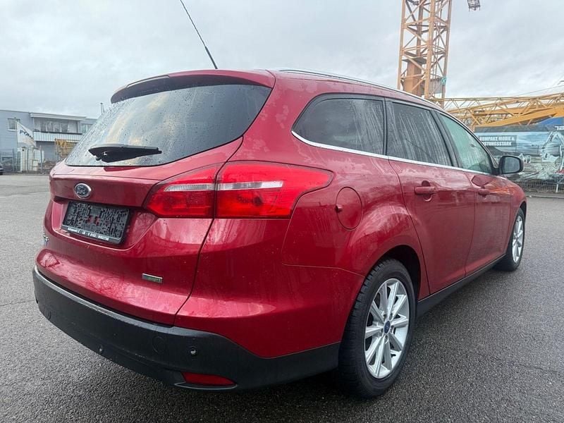 Gebraucht Ford Focus 101 PS (74 kW) 2015 Rot Kombi