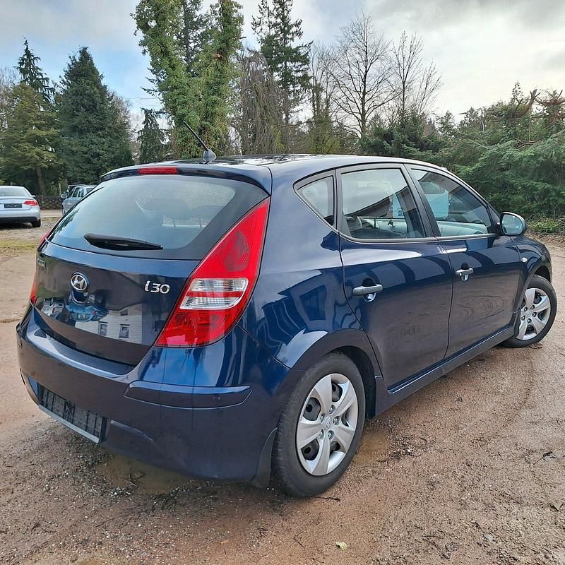 Gebraucht Hyundai i30 Comfort 109 PS (80 kW) 2011 Blau Kleinwagen