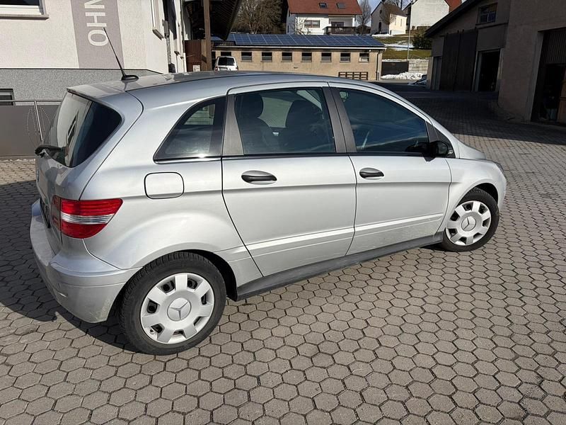 Gebraucht Mercedes B180 109 PS (80 kW) 2007 Silber Van / Kleinbus