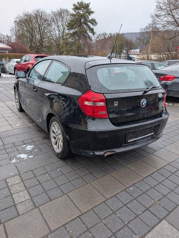 Gebraucht BMW 116 122 PS (89 kW) 2010 Schwarz Kleinwagen