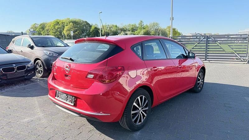 Używany Opel Astra Selection 116 KM (85 kW) 2015 Czerwony Sedan/Limuzyna