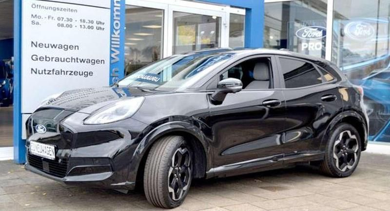 Schwarz (agate black metallic) Neu 2025 Ford Puma Gen-E Premium SUV | 35.875 € (Teuer) - Bild 1/4