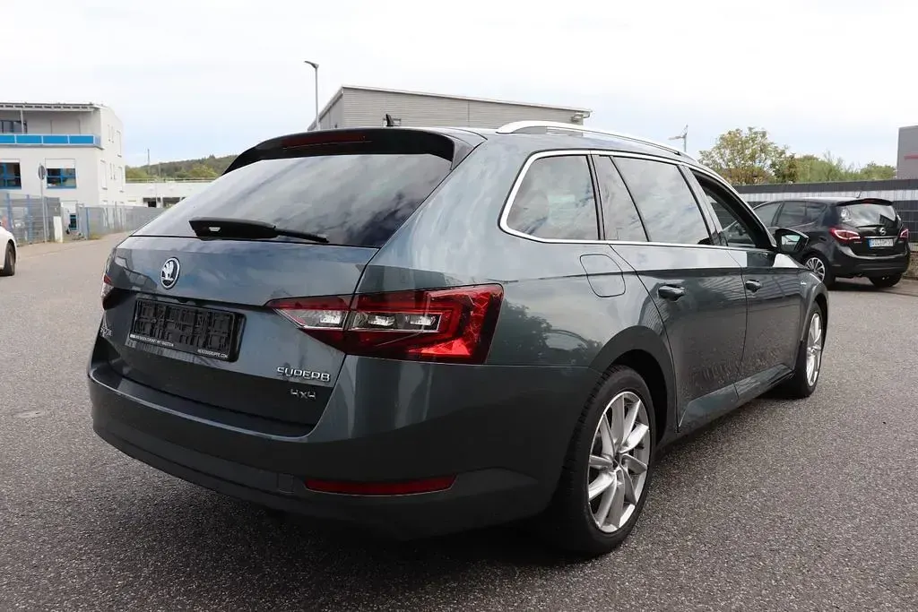 Gebraucht Skoda Superb LAURIN & KLEMENT 190 PS (139 kW) 2018 Grau Kombi