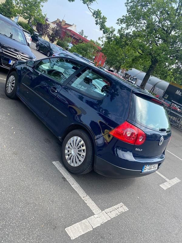 Blau Gebraucht 2006 VW Golf V Kleinwagen | 2.000 € (Guter Preis) - Bild 1/4