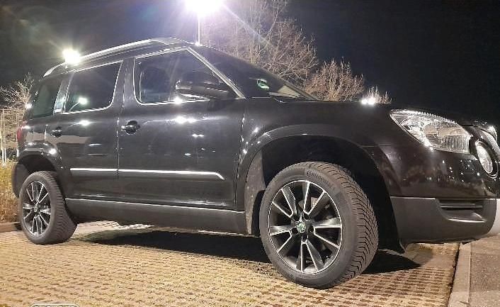 Schwarz Gebraucht 2013 Skoda Yeti SUV | 9.100 € (Teuer) - Bild 1/4