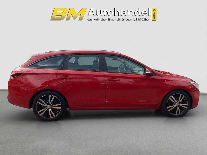 Gebraucht Hyundai i30 120 PS (88 kW) 2018 Rot Kombi
