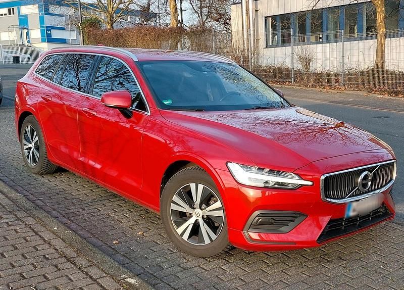 Gebraucht Volvo V60 Momentum 150 PS (110 kW) 2019 Rot Kombi