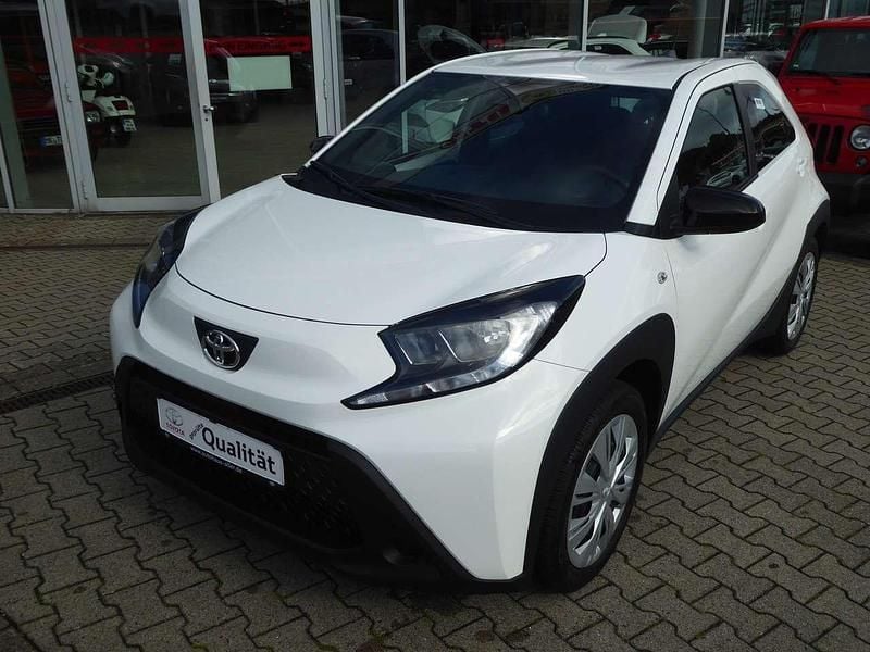 Schneeweiß Gebraucht 2025 Toyota Aygo Business Edition Kleinwagen | 18.390 € (Teuer) - Bild 1/4