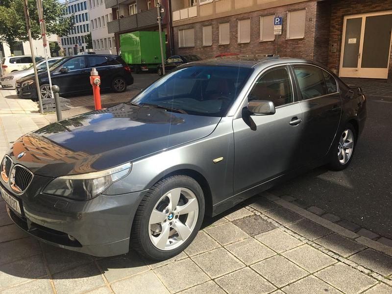 Grau Gebraucht 2006 BMW 523 Limousine | 7.250 € (Fairer Preis) - Bild 1/4