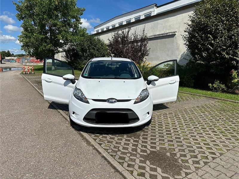 Weiß Gebraucht 2010 Ford Fiesta Trend Kleinwagen | 3.900 € (Fairer Preis) - Bild 1/4
