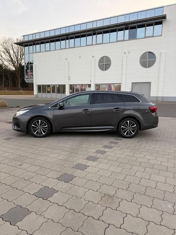 Gebraucht Toyota Avensis 143 PS (105 kW) 2015 Silber Kombi