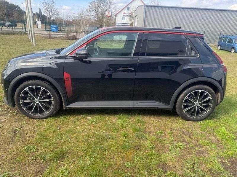 Second-hand Renault 5 E-Tech Komfort 110 kW (150 CP) 2025 Negru Berlinǎ