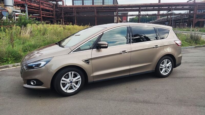 Beige Gebraucht 2018 Ford S-MAX Titanium Van / Kleinbus | 19.900 € (Etwas zu teuer) - Bild 1/4