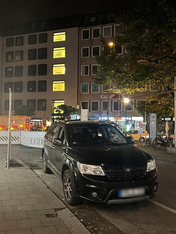 Schwarz Gebraucht 2015 Fiat Freemont SUV | 9.700 € (Fairer Preis) - Bild 1/4