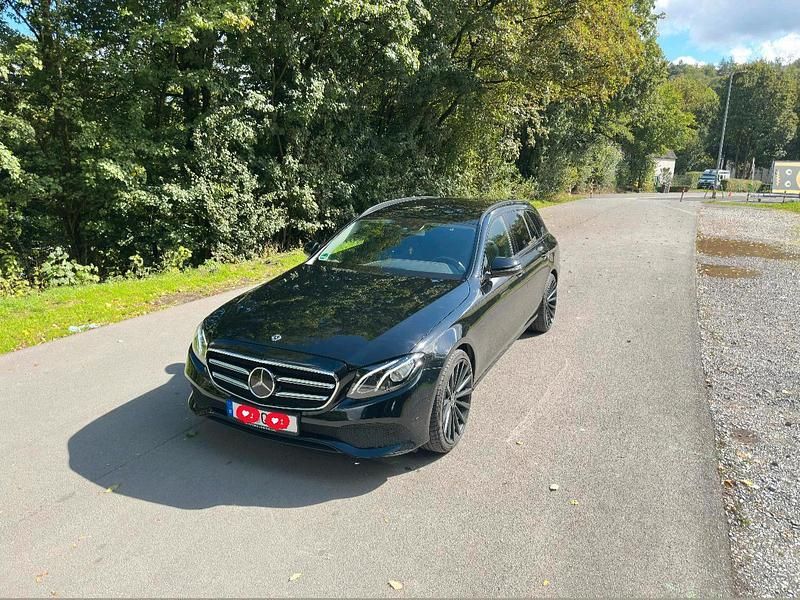 Schwarz Gebraucht 2017 Mercedes E220 Kombi | 19.666 € (Guter Preis) - Bild 1/4