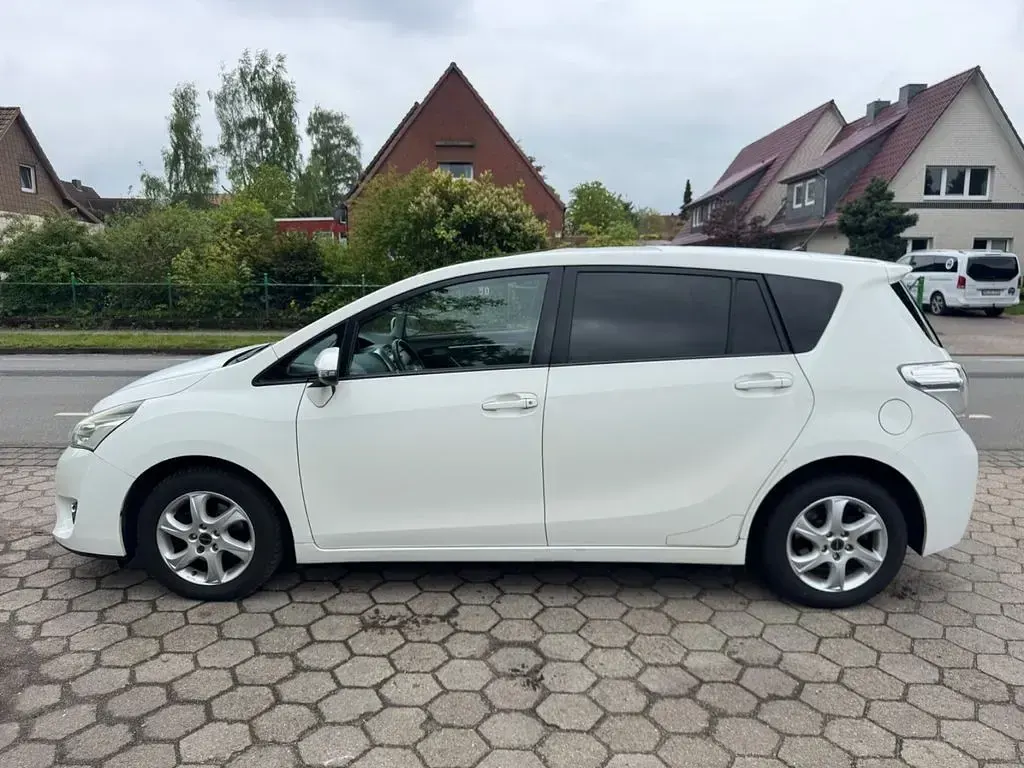 Gebraucht Toyota Verso Executive 147 PS (108 kW) 2013 Weiß Van / Kleinbus