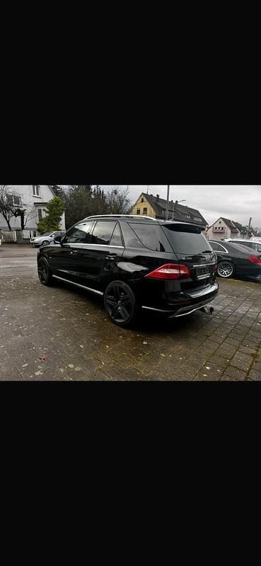 Schwarz Gebraucht 2011 Mercedes ML350 AMG SUV | 17.500 € (Etwas zu teuer) - Bild 1/4