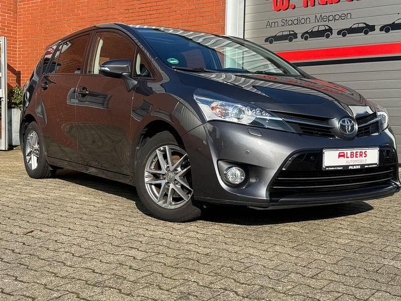 Gebraucht Toyota Verso Skyview Edition 111 PS (81 kW) 2015 Grau Van / Kleinbus