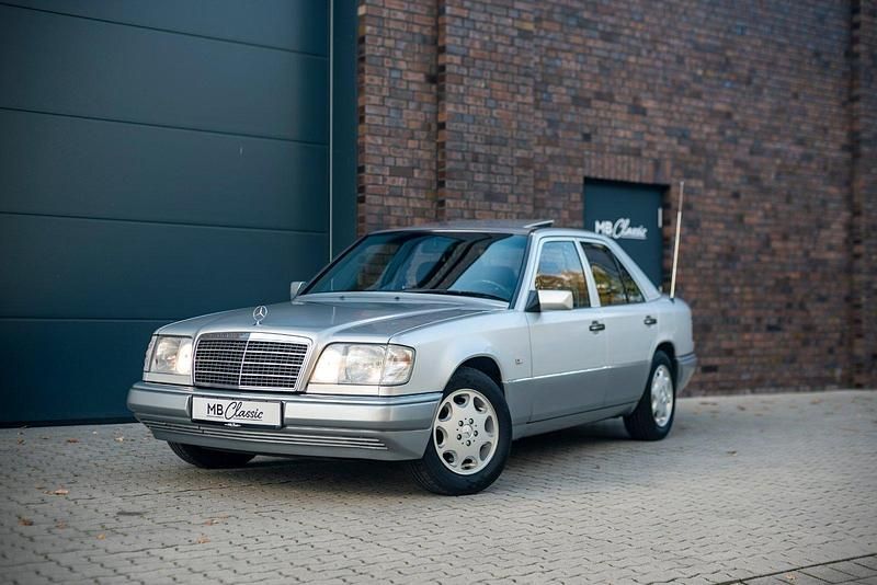 Brillantsilber Gebraucht 1994 Mercedes E320 Limousine | 16.900 € - Bild 1/4