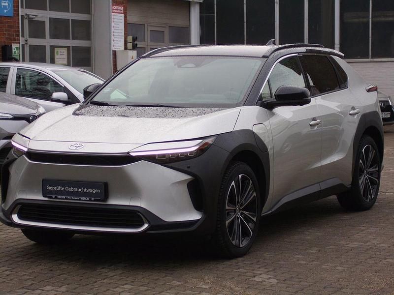 Gebraucht Toyota bZ4X Basis 160 kW (218 PS) 2023 Silber SUV