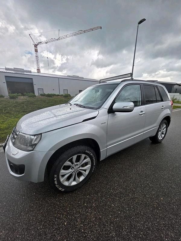 Silber Gebraucht 2013 Suzuki Grand Vitara SUV | 6.750 € (Fairer Preis) - Bild 1/4