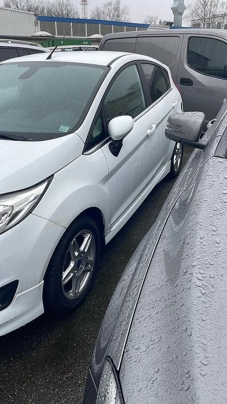 Gebraucht Ford Fiesta 80 PS (58 kW) 2013 Weiß Kleinwagen