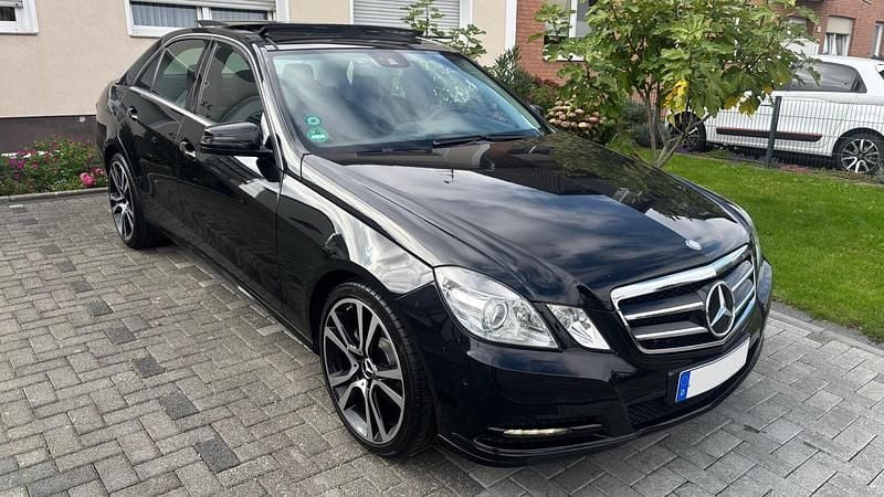 Schwarz Gebraucht 2012 Mercedes E200 Limousine | 13.000 € (Fairer Preis) - Bild 1/4