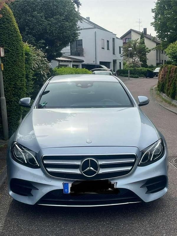 Grau Gebraucht 2016 Mercedes E220 Limousine | 18.900 € (Teuer) - Bild 1/4