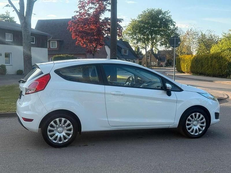 Weiß Gebraucht 2013 Ford Fiesta Ambiente Kleinwagen | 3.200 € (Superpreis) - Bild 1/4