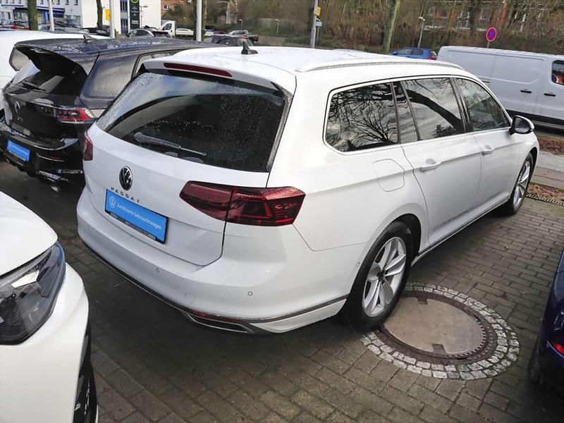 Gebraucht VW Passat Elegance 150 PS (110 kW) 2022 Gletscherweiß Kombi