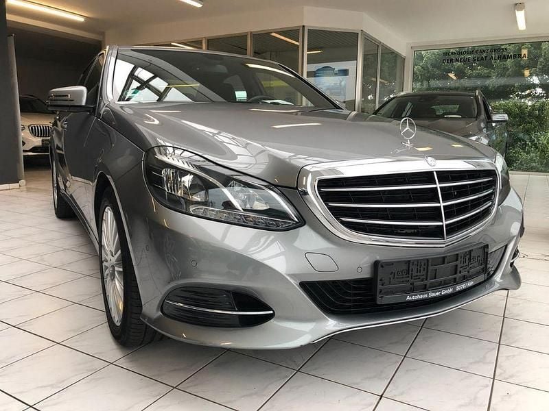 Silber Gebraucht 2014 Mercedes E200 Limousine | 18.450 € (Fairer Preis) - Bild 1/4