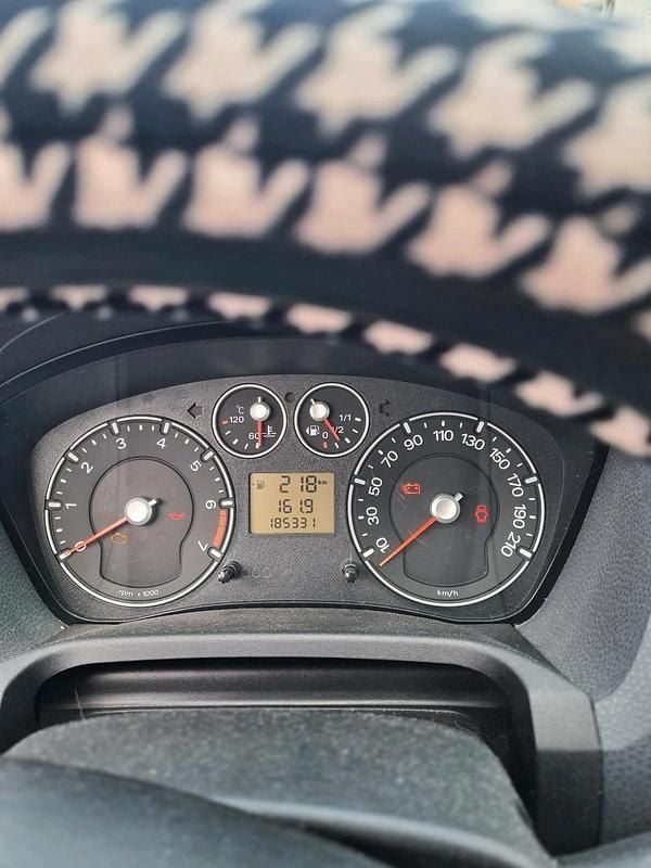 Gebraucht Ford Fiesta 60 PS (44 kW) 2005 Rot Kleinwagen