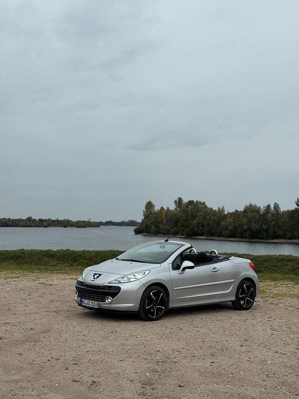 Grau Gebraucht 2009 Peugeot 207 CC Cabrio | 2.900 € (Fairer Preis) - Bild 1/4