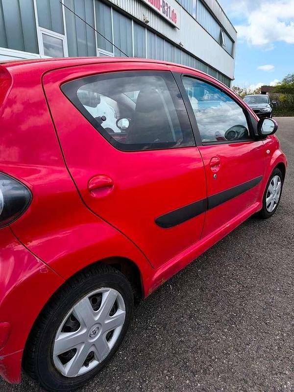 Używany Toyota Aygo Basis 68 KM (50 kW) 2010 Czerwony Hatchback