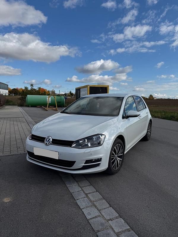 Weiß Gebraucht 2016 VW Golf VII Limousine | 14.000 € (Etwas zu teuer) - Bild 1/4