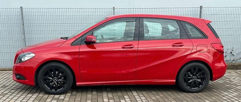 Gebraucht Mercedes B220 170 PS (125 kW) 2013 Rot Van / Kleinbus