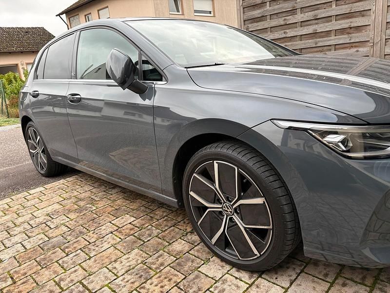 Gebraucht VW Golf Style 150 PS (110 kW) 2025 Grau Limousine