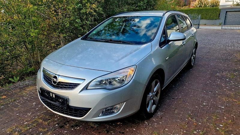Grau Gebraucht 2011 Opel Astra Innovation Kombi | 4.700 € (Fairer Preis) - Bild 1/4