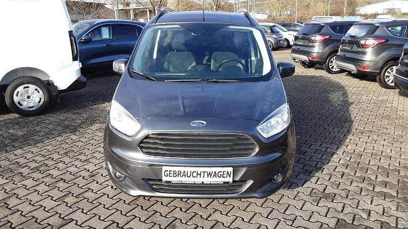 Gebraucht Ford Tourneo Courier Titanium 101 PS (74 kW) 2017 Magneticgrau (metallic) Van / Kleinbus