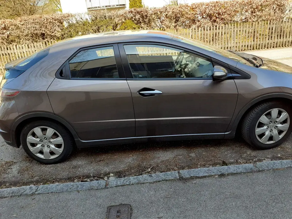 Käytetty Honda Civic 99 HP (72 kW) 2010 Ruskea Sedan