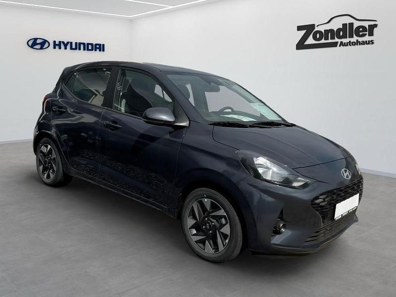 Grau Neu 2025 Hyundai i10 Trend Kleinwagen | 17.490 € (Fairer Preis) - Bild 1/4