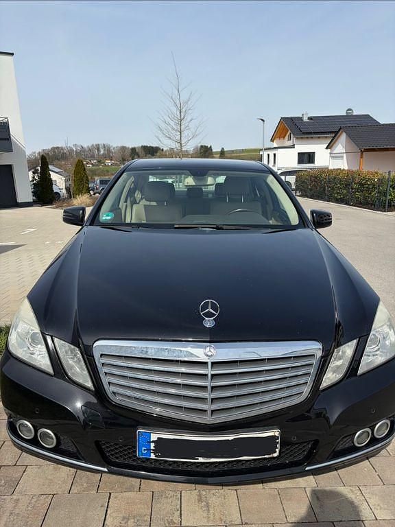 Gebraucht Mercedes E220 170 PS (125 kW) 2009 Schwarz Limousine