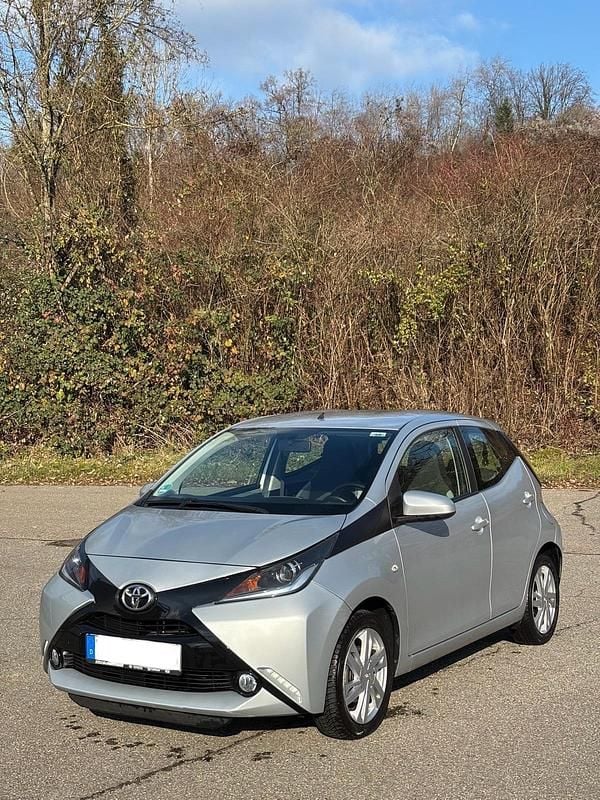 Grau Gebraucht 2016 Toyota Aygo X-play Kleinwagen | 6.500 € (Guter Preis) - Bild 1/4