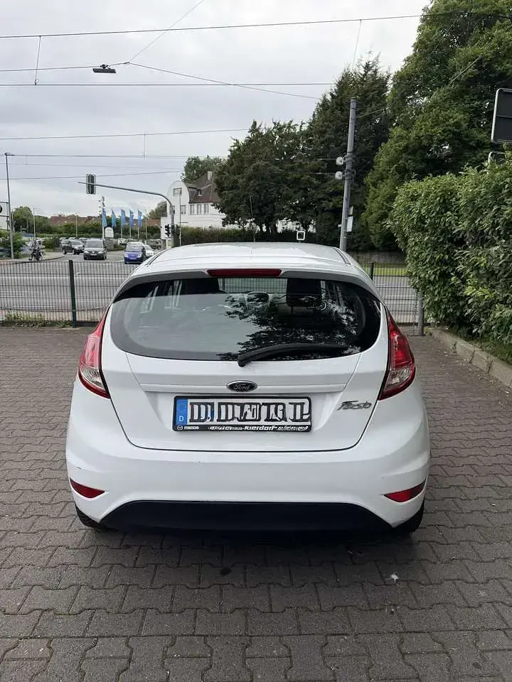 Gebraucht Ford Fiesta Trend 65 PS (47 kW) 2016 Weiß Kleinwagen