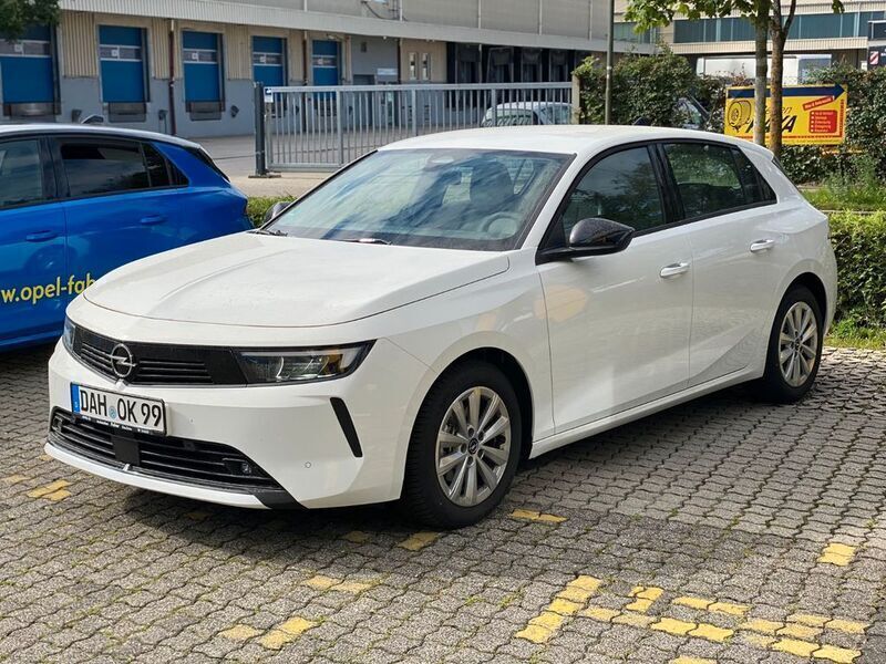 Weiß Gebraucht 2024 Opel Astra Enjoy Limousine | 19.900 € (Superpreis) - Bild 1/4