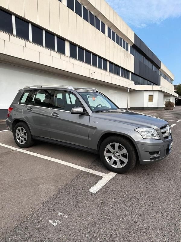 Grau Gebraucht 2011 Mercedes GLK220 SUV | 12.600 € (Etwas zu teuer) - Bild 1/4
